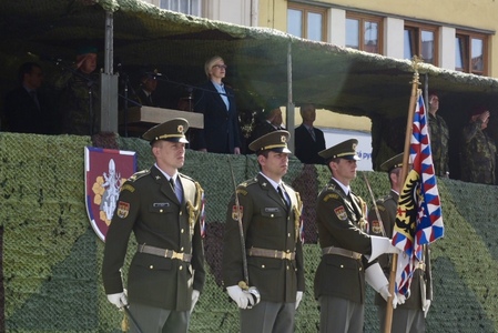Čestná stráž s bojovým praporem Vojenské akademie