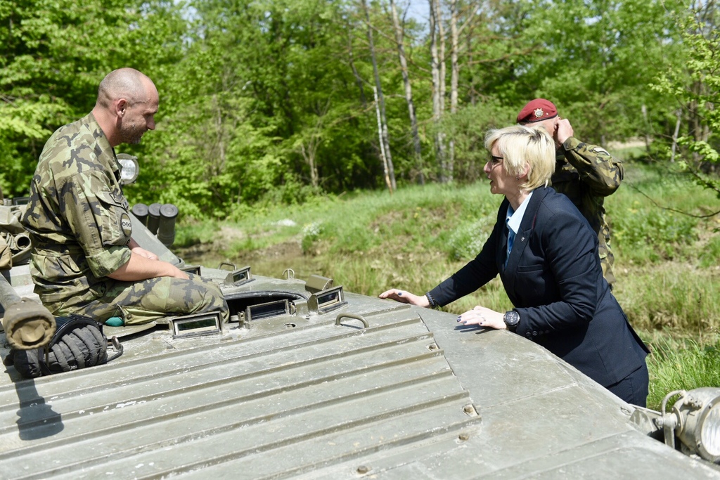 Ministryně obrany v hovoru s řidičem BVP