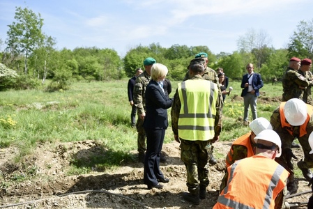 Ministryně přihlíží přípravě vyprošťování BVP vyprošťovacím tankem VT-72