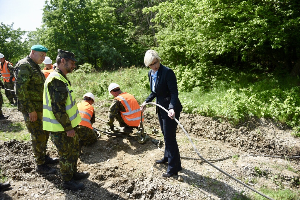 Ministryně obrany zkouší připravenost ocelového lana na vyprošťování BVP