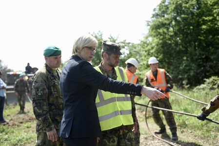  Ministryně přihlíží přípravě vyprošťování BVP vyprošťovacím tankem VT-72 