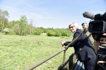  Ministryně přihlíží přípravě vyprošťování BVP vyprošťovacím tankem VT-72 
