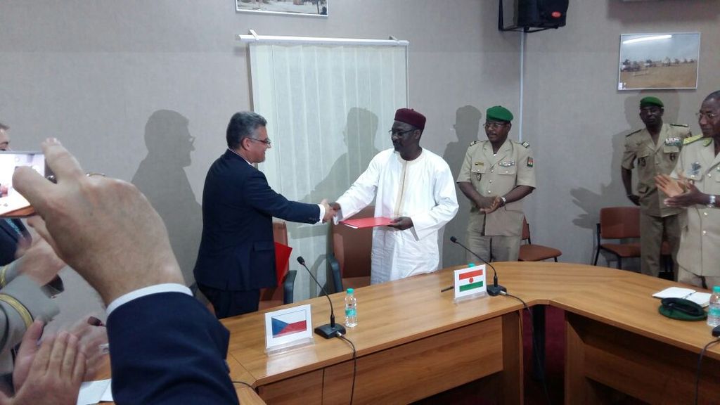 V Nigeru náměstek Tomáš Kuchta podepsal memorandum o spolupráci v oblasti obrany.