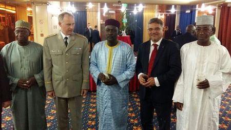 Náměstek ministra obrany Tomáš Kuchta (vpravo) navštívil také Burkina Faso, v delegaci ho doprovodil generálmajor Jaroslav Kocián (vlevo)