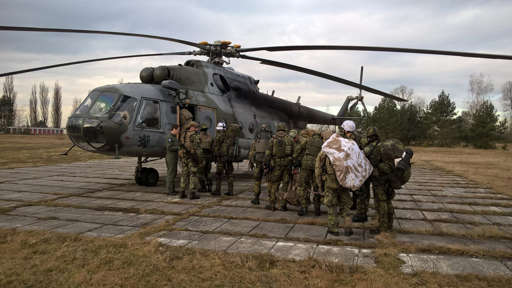 Zasazení jednotky armádním vrtulníkem Mi-17