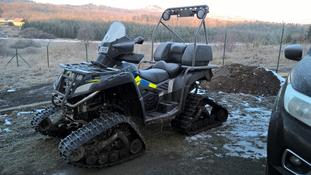 Čtyřkolka se sněžnými pásy Policie ČR