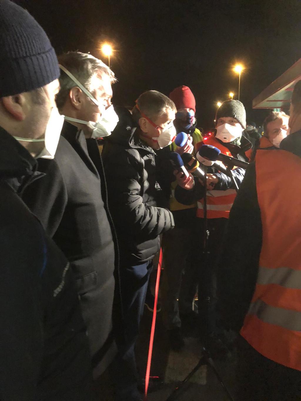 Premiér Andrej Babiš a ministři obrany a vnitra Lubomír Metnar a Jan Hamáček na letišti v Pardubicích odpovídají na dotazy médií.