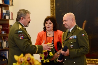 Brigádnímu generálovi Romanu Náhočníkovi gratuluje náčelník Generálního štábu AČR armádní generál Aleš Opata