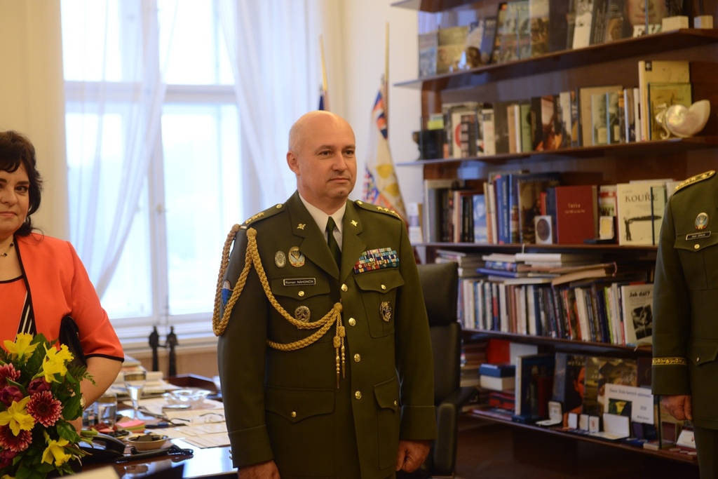 Prezident propůjčil hodnost brigádního generála plukovníkovi gšt. Romanu Náhončíkovi