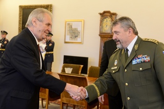Prezident Miloš Zeman a náčelník Generálního štábu armádní generál Aleš Opata