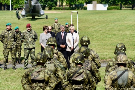 Ministryně obrany Karla Šlechtová, náčelník Generálního štábu AČR generálporučík Aleš Opata, velvyslankyně Kanady Barbara C. Richardson a velvyslanec Lotyšska Alberts Sarkanis navštívili českou jednotku, která bude působit v mnohonárodním praporu pod vedením Kanady v rámci alianční předsunuté vojenské přítomnosti (eFP) v Lotyšsku