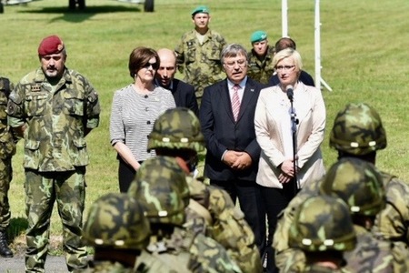 Ministryně Šlechtová a generál Opata se rozloučili s vojáky odjíždějícími do mise v Lotyšsku