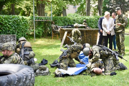 Vojáci si pro ministryni obrany připravili taktickou ukázku