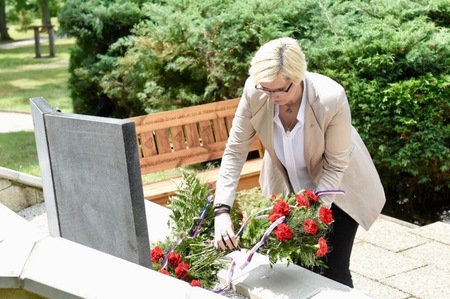 Ministryně obrany položila věnec k pomníku padlých vojáků