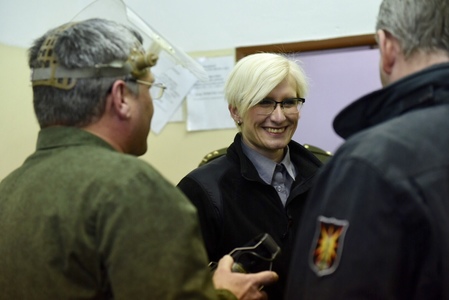 Ministryně obrany Karla Šlechtová při návštěvě Centra zabezpečení munice v Týništi nad Orlicí