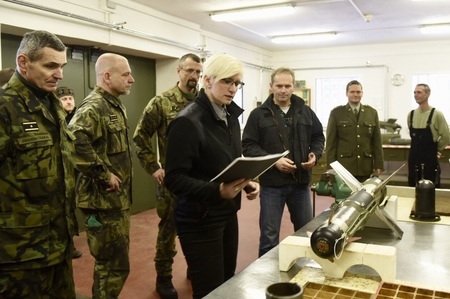 Ministryně obrany si prohlédla muniční sklad v Týništi i centrum v Těchoníně