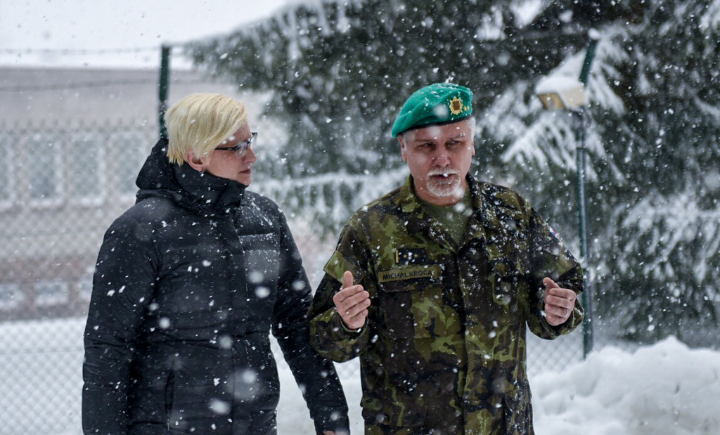 Karla Šlechtová v doprovodu podplukovníka Michala Kroči, ředitele Odboru biologické ochrany Těchonín