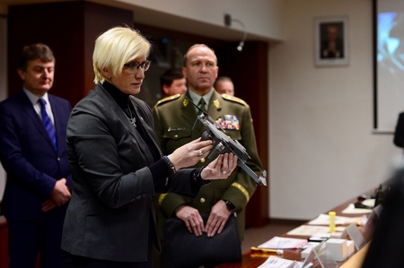 Ministryně obrany si prohlíží dron vyvinutý studenty Univerzity obrany