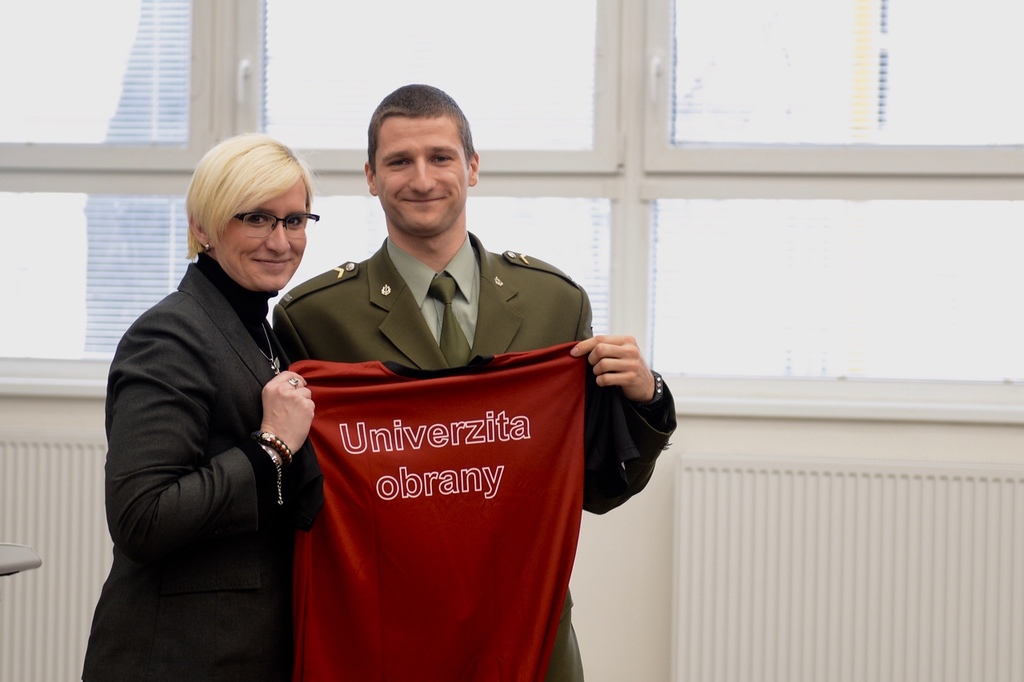 Studenti darovali ministryni obrany univerzitní sportovní dres