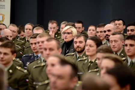 Ministryně obrany Karla Šlechtová mezi studenty Univerzity obrany