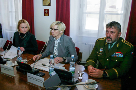 Karla Šlechtová hovoří ve sněmovním Výboru pro obranu 