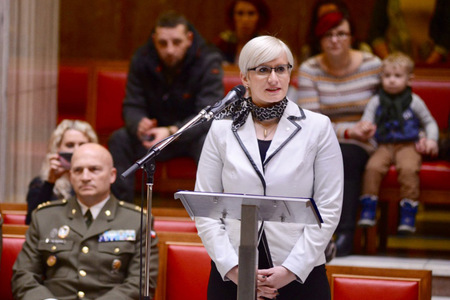 Ministryně obrany  Karla Šlechtová vojákům poděkovala za vzornou reprezentaci České republiky a za vynikající splnění operačního úkolu