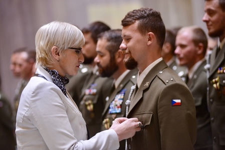 Ministryně obrany Karla Šlechtová předává medaile Za službu v zahraničí