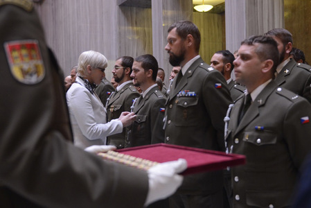 Ministryně obrany Karla Šlechtová předává medaile Za službu v zahraničí