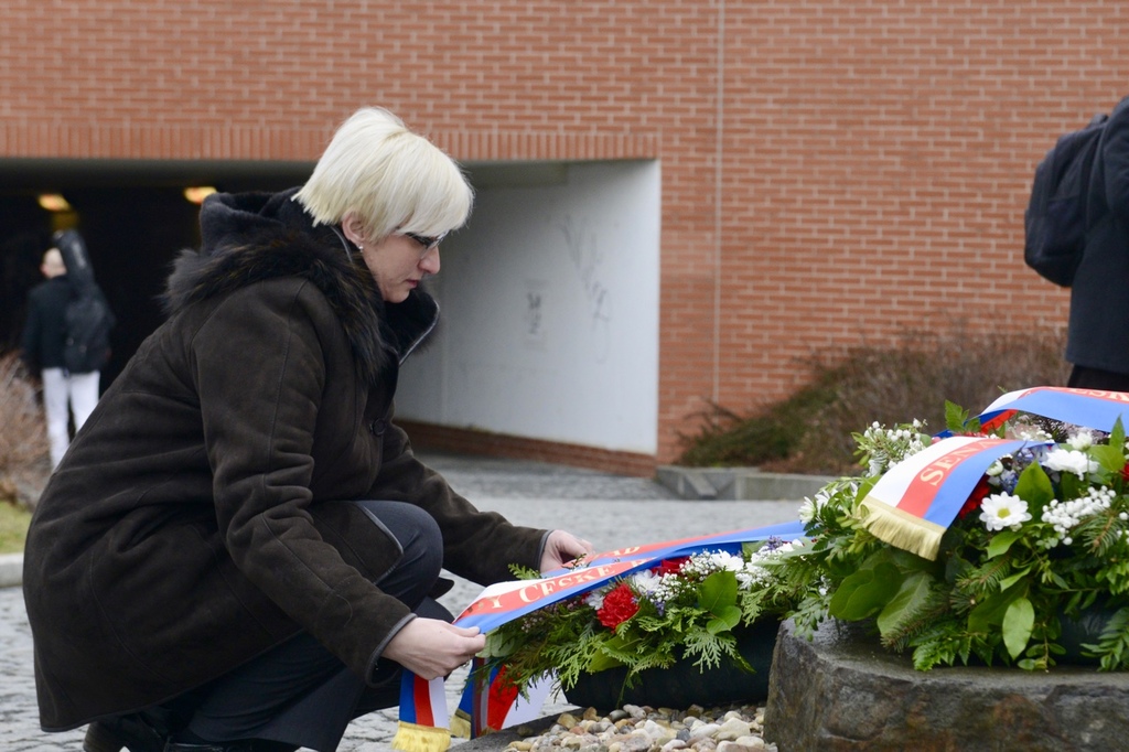 Ministryně Šlechtová u pomníku štábního kapitána Václava Morávka na Prašném mostě