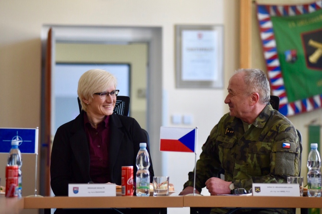 Ministryně obrany Karla Šlechtová a velitel 13. dělostřeleckého pluku Jince plukovník Ivan Mráz