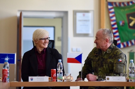 Ministryně obrany Karla Šlechtová a velitel 13. dělostřeleckého pluku Jince plukovník Ivan Mráz