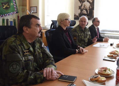 Ministryni obrany doprovázel velitel Pozemních sil AČR generálmajor Štefan Kaleta