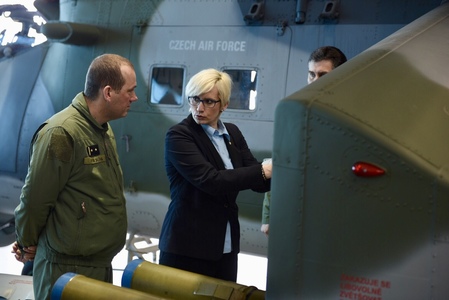 Ministryně obrany se seznamovala s leteckou technikou