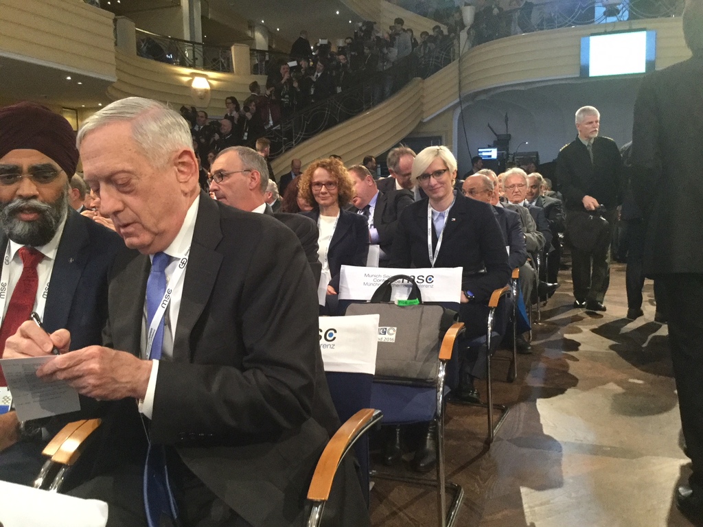 Ministryně obrany Karla Šlechtová na Mnichovské bezpečnostní konferenci jedná s resortními kolegy. Vpředu ministr obrany USA James Mattis, vpravo generál Petr Pavel, šéf Vojenského výboru NATO