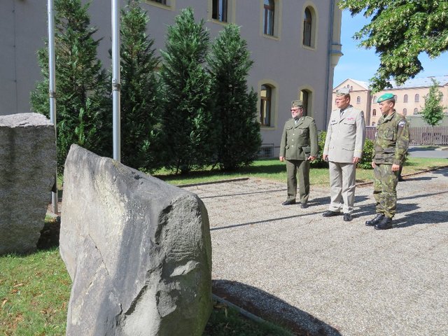 V kasárnách 6. října navštívil generál Bečvář pietní místo.