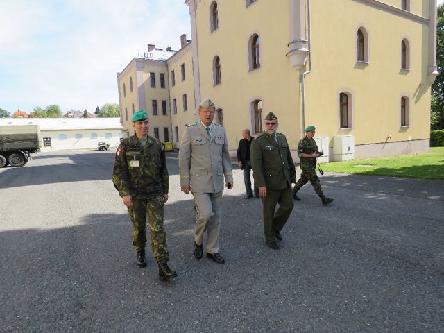 Generála doprovázel velitel jednotky plukovník gšt. Radek Černý a náčelník chemického vojska plukovník Karel Huleja.
