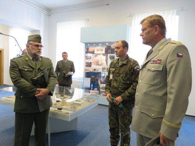 Generál Bečvář si prohlédl chemické muzeum.