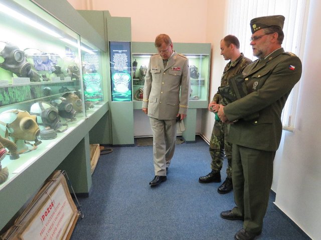 Rozsáhlá sbírka ochranných masek hosta velmi zaujala.