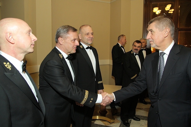 Předseda vlády Andrej Babiš se vítá se zástupcem náčelníka Generálního štábu - ředitelem Společného operačního centra MO generálmajorem Jiřím Vernerem