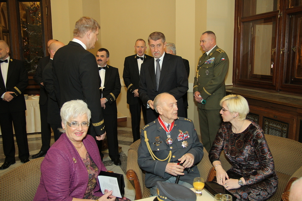 Ministryně obrany Karla Šlechtová v rozhovoru s válečným veteránem plukovníkem Aloisem Dubcem