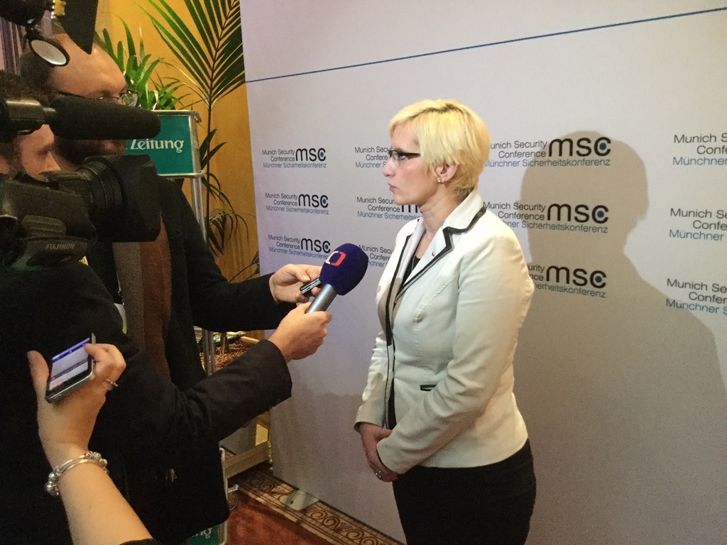 Ministryně obrany Karla Šlechtová poskytuje rozhovor českým médiím na konci programu