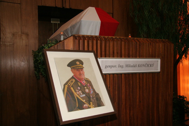 Rakev s tělem genpor. Mikuláše Končického