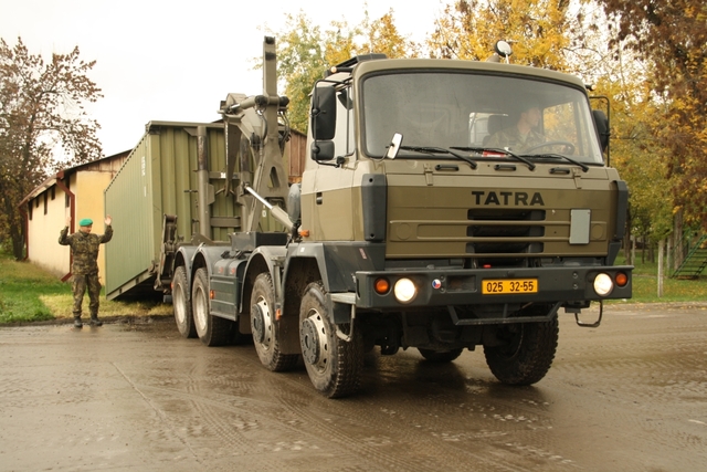 Tatra T-815 MLF dokáže kontejner nejen přepravit, ale i jej na vhodném místě sama naložit a složit