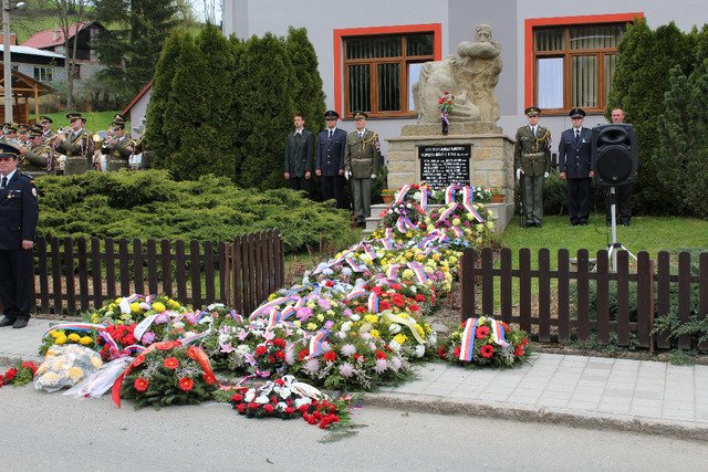 V Ploštině a Prlově si lidé připomněli tragédii z konce války (4)