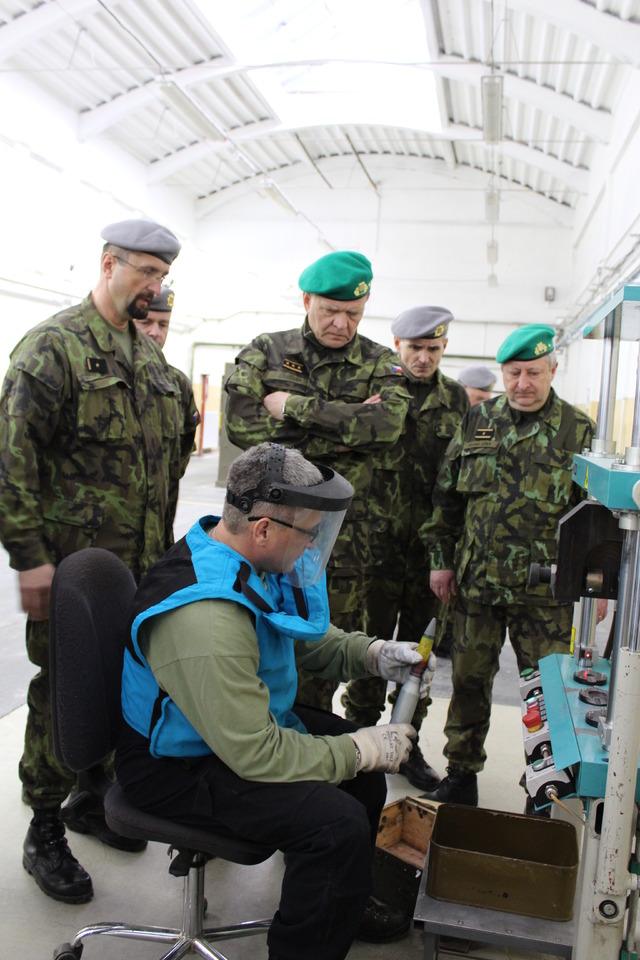 Týniště nad Orlicí: Pracovník centra předvádí postup při delaboraci munice.
