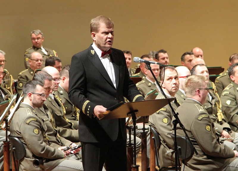 Armádní generál Josef Bečvář při projevu. V něm zdůraznil, že v roce 2004 se Česká republika stala členem Evropské unie a od té doby vojáci plní svěřené úkoly v zahraničních operacích i doma