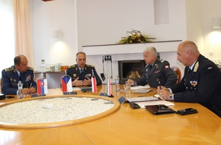 Součástí letošních Dnů NATO a Dnů Vzdušných sil AČR bylo také zasedání velitelů vzdušných sil V4. Generálmajor Petr Hromek hostil setkání se svými protějšky z Polska, Slovenska a Maďarska. Projednávanými tématy byly akviziční procesy, systém velení a řízení a možná spolupráce při výcviku jednotek vzdušných sil.