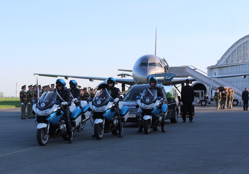 Vůz s ostatky opustil kbelské letiště v doprovodu motocyklové jednotky Hradní stráže