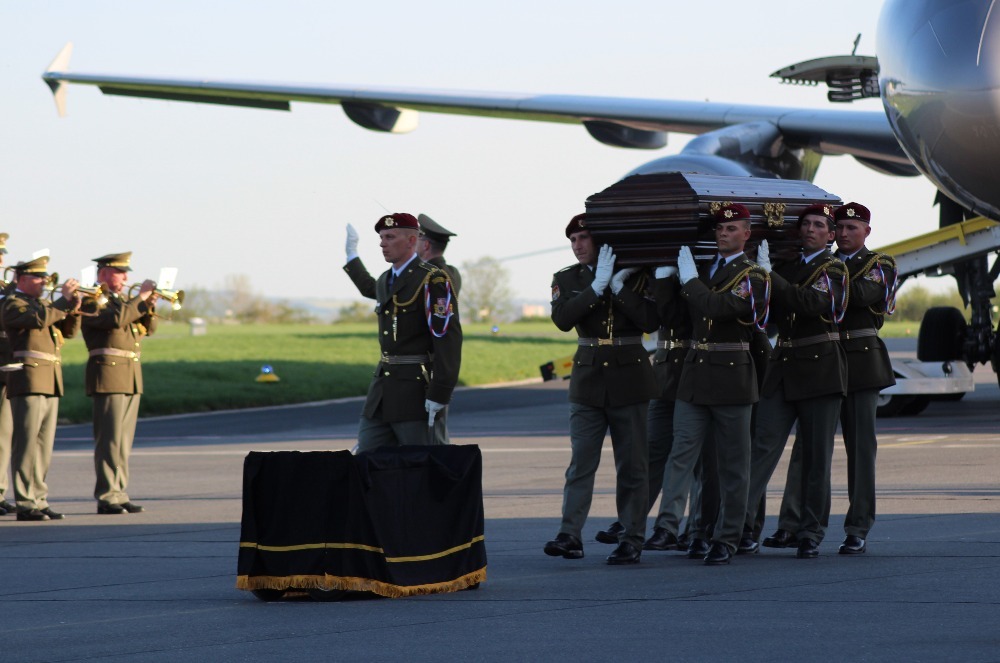 Vynášení ostatků z letadla