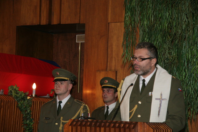Poslední modlitba za generála Končického v podání vojenského kaplana kpt. Kamila Víchy